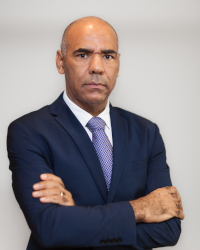 Um homem em close, advogado, usando terno, Emidio Moraes