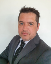 Um homem em close, advogado, usando terno, Fernando Menine